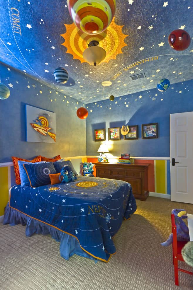 Sơn vẽ trần nhà màu xanh dương đẹp mắt với họa tiết vũ trụ cho bé trai