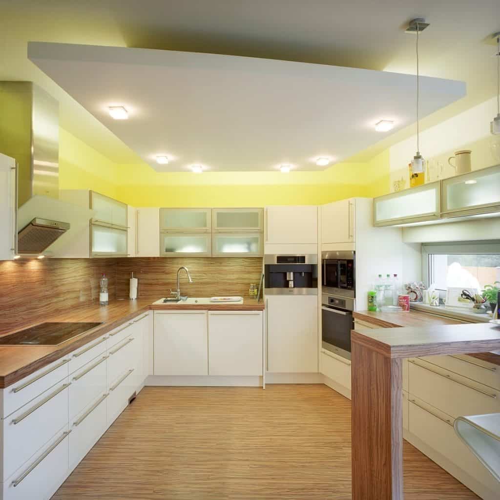 Phòng bếp sinh động và ấm cúng khi thiết kế trần thạch cao hiện đại