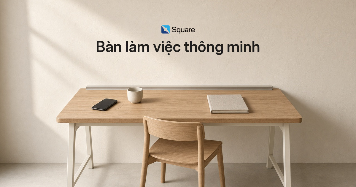 Concept minh họa bàn làm việc thông minh Square mặt gỗ sáng, chân trắng, ray nhôm phía sau, điện thoại đặt trên vùng sạc ẩn, cạnh ghế gỗ và tường màu kem